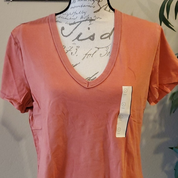 Universal threads tops - Picture 2 of 5